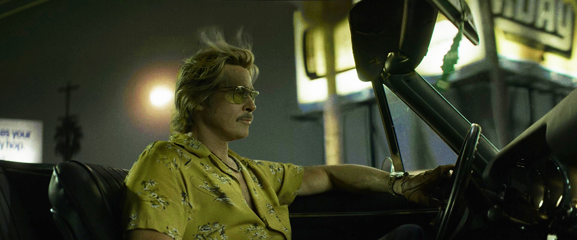 Cliff Booth (Netflix) : Brad Pitt ressort la scène polémique avec Bruce Lee dans le 2è bande annonce
