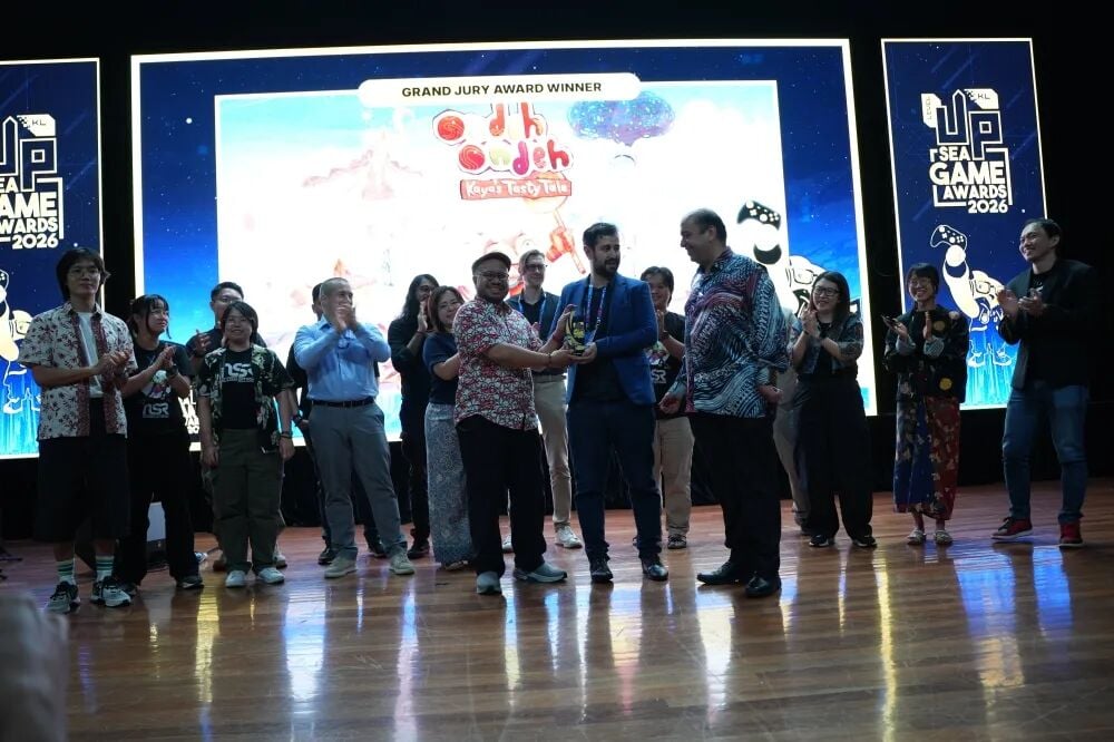 Ganesh Kumar Bangah, président de la MDEC, remettant le prix le plus prestigieux au studio Metronomik