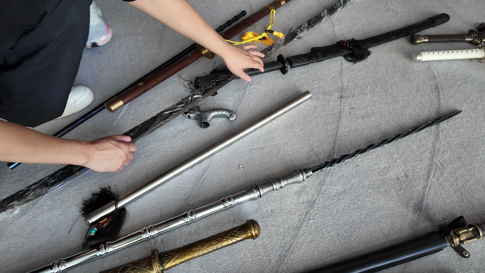 Il y a toutes les vraies armes du jeu dans le bureau de Soulframe Liang