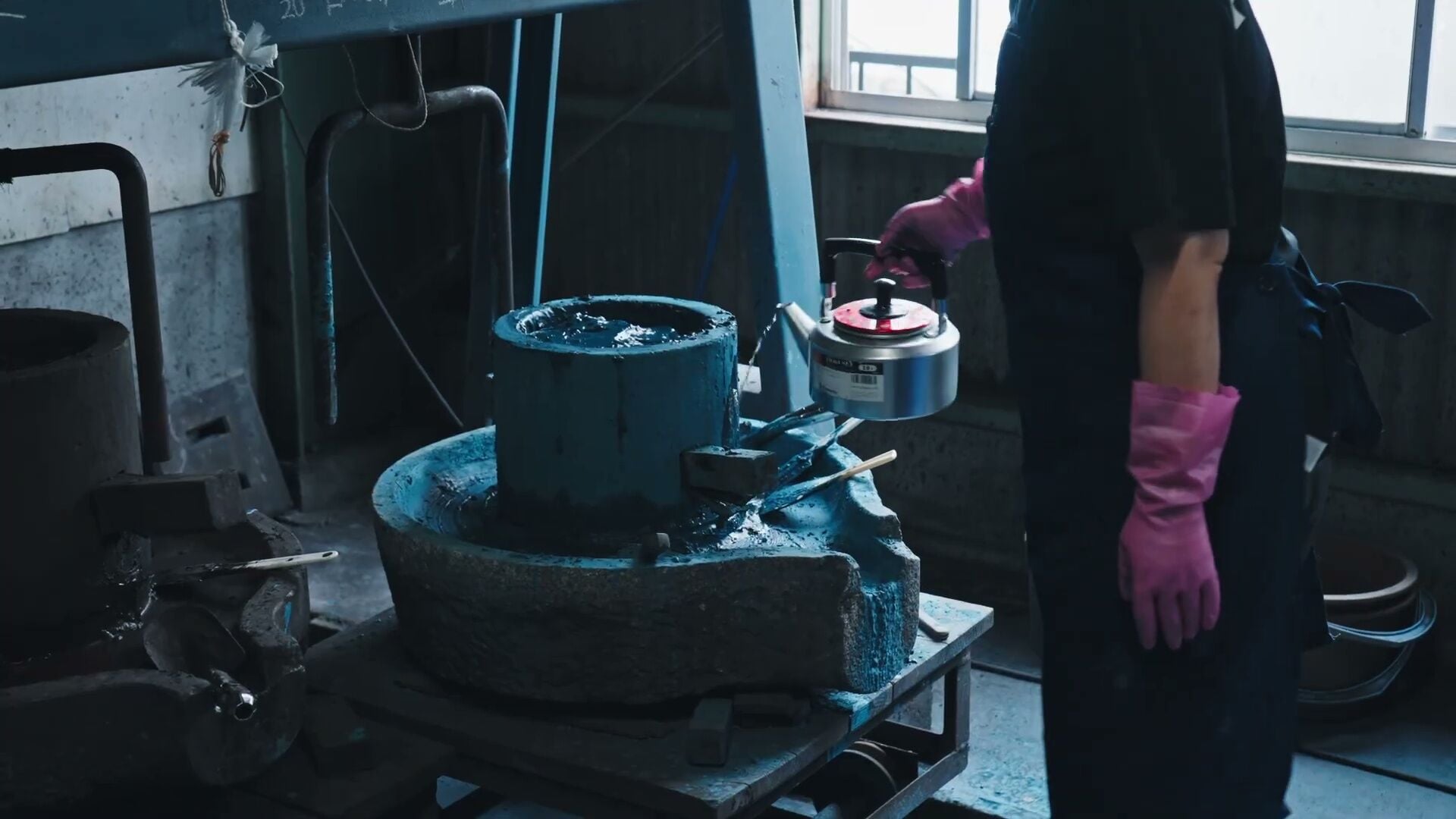 Voici le gosu, ce pigment minéral à base de cobalt, qui donne ce bleu intense
